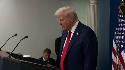 Equipes recuperam parte da fuselagem de avião que colidiu com helicóptero em Washington