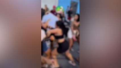 Vídeo polêmico: mulheres brigam na calçada por causa de homem