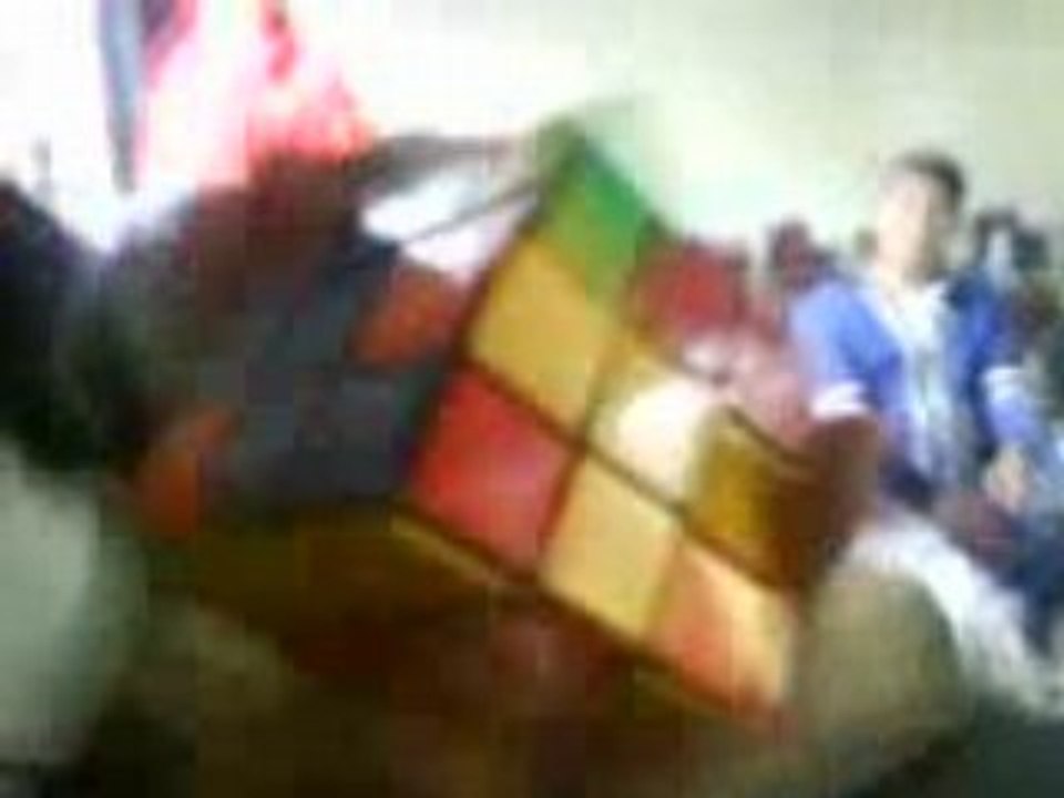 cubo de rubik armado en 3 mins 20 segundos