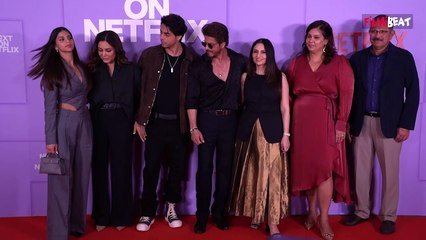 Shah Rukh Khan ने Family के साथ Netflix Event में की Grand Enrty, कभी किया सलाम तो कभी नमस्ते