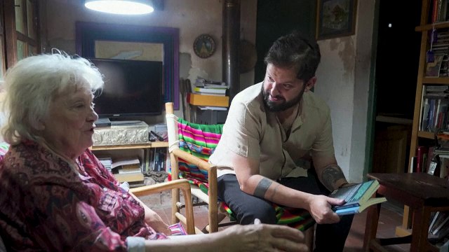 Boric planta un olivo con Mujica durante visita a Uruguay y critica a Venezuela