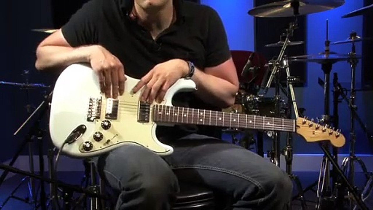 Fender Stratocaster Blacktop (June 2011) [Guitareo]