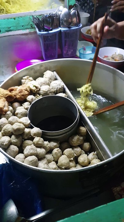 Lagi Ngaduk Mie
