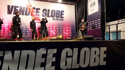 Arrivée du Vendée Globe : Murray Head chante pour Benjmain Ferré