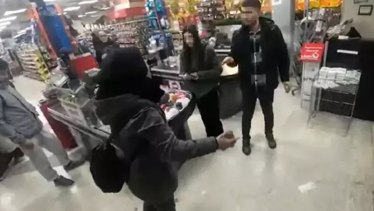 Esenyurt'ta alışveriş yaptığı markete elindeki poşetle tekrar girince ortalık karıştı