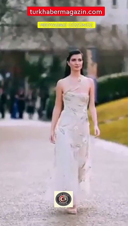 Oyuncu Tuba Büyüküstün, Paris Moda Haftası'na damga vurdu