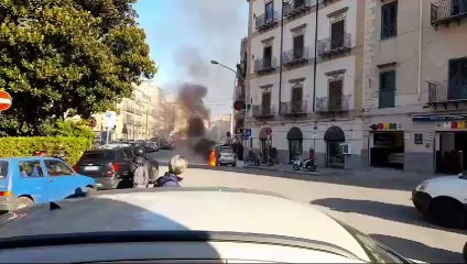 Auto a fuoco a Palermo, traffico in tilt nella zona del Tribunale