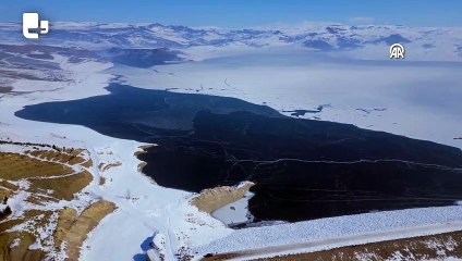 Ağrı'daki Yazıcı Barajı'nın yüzeyi buzla kaplandı
