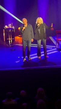 Michel Fugain et sa femme Sanda sur la scène du théâtre Bobino à Paris