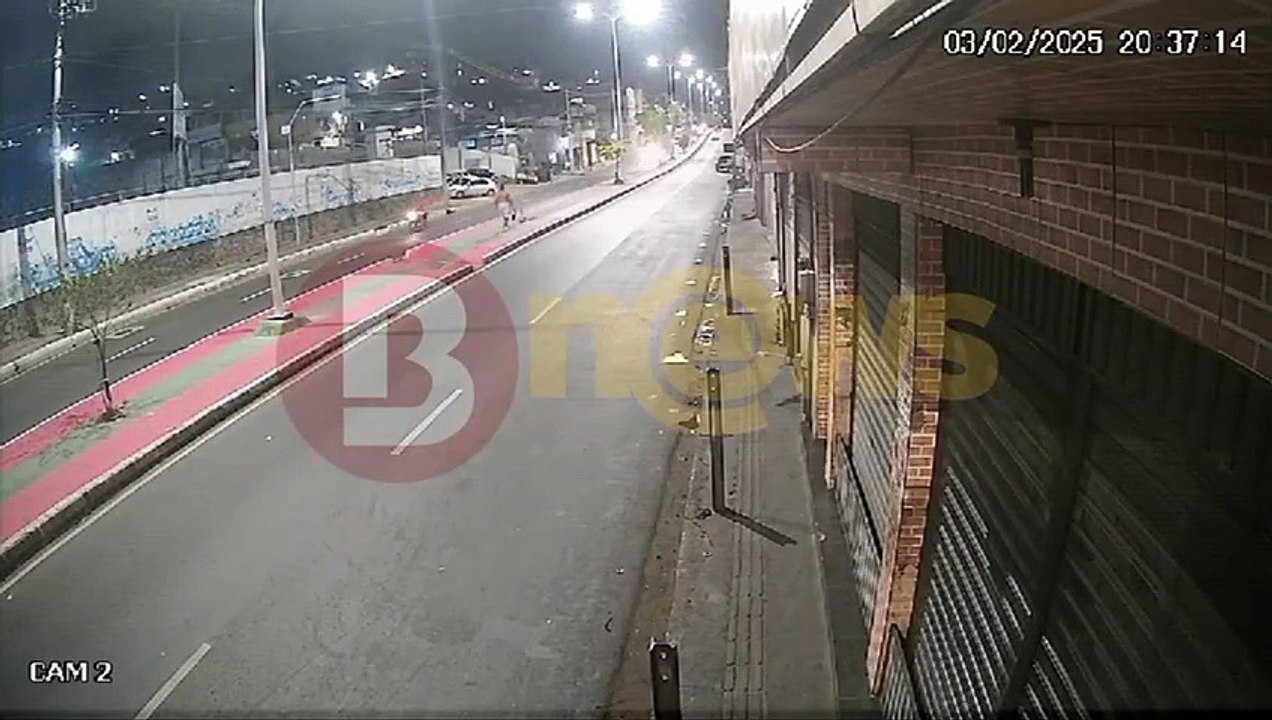 Motociclista é arremessado após ser atingido por carro na Avenida Suburbana; veja vídeo