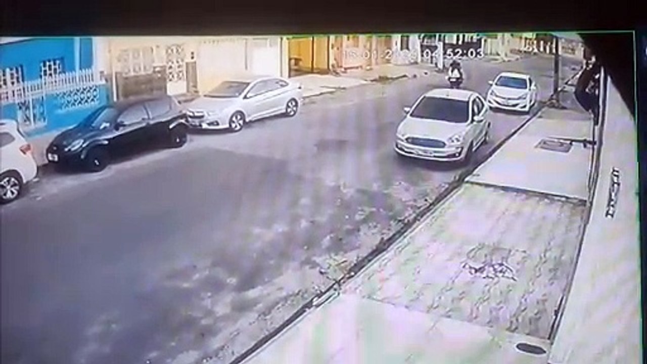Homem escala casa e furta compressor de ar-condicionado