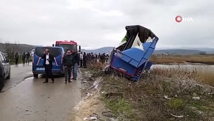 Tırlar kafa kafaya çarpıştı