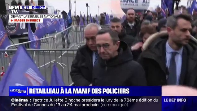 Bruno Retailleau à la rencontre des policiers qui manifestent devant l'Assemblée nationale pour réclamer une hausse de leur budget