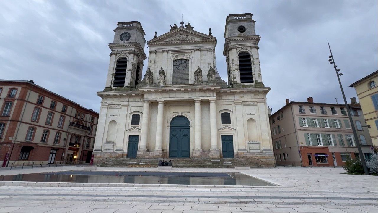 Quelle tristesse La cathédrale Notre-Dame-de-l'Assomption de Montauban   Balades et découvertes Relief de France les Eglises Catholiques