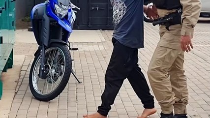 "Bom dia, criança": Jovem dorme em carro furtado e é acordado pela PM