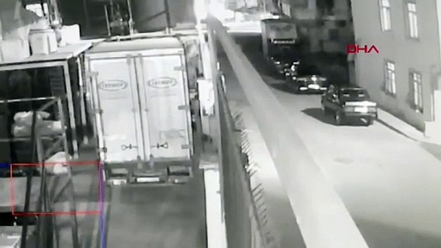 İstanbul- Arnavutköy'de kavga ettiği arkadaşını bıçaklayarak öldürdü / Güvenlik kamerası görüntüleriyle