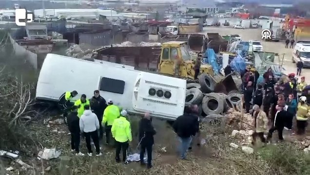 Bursa'da tırla çarpışan otobüsün şarampole devrilmesi sonucu 9 kişi yaralandı