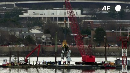 انتشال جزء من جسم الطائرة بعد الكارثة الجوية في واشنطن