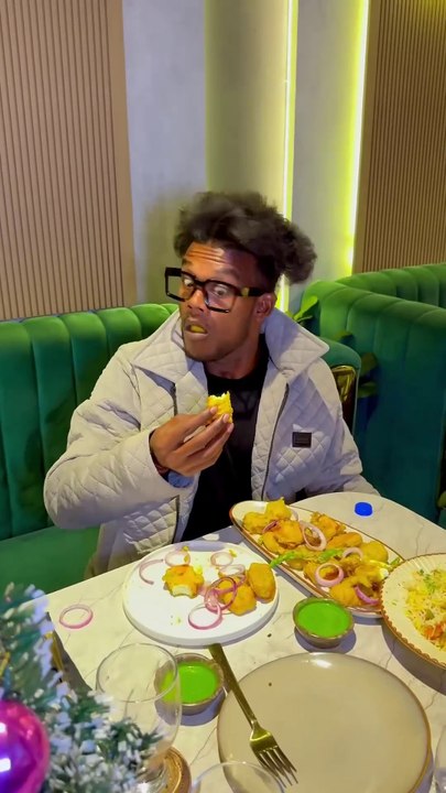 Eating food in hotel Funny comedy 😂😂_#comedy #memes