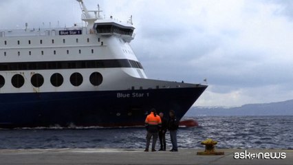 Decine di persone in fuga da Santorini via nave