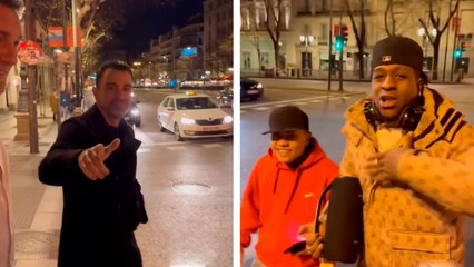 Xavi Hernández se detiene a escuchar a raperos dedicandole un freestyle
