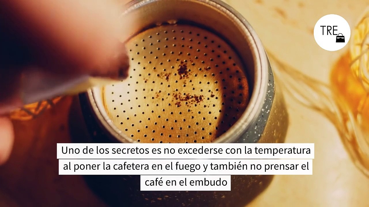 Por qué dejar la tapa abierta al hacer el café en la cafetera italiana es el mejor truco de los baristas