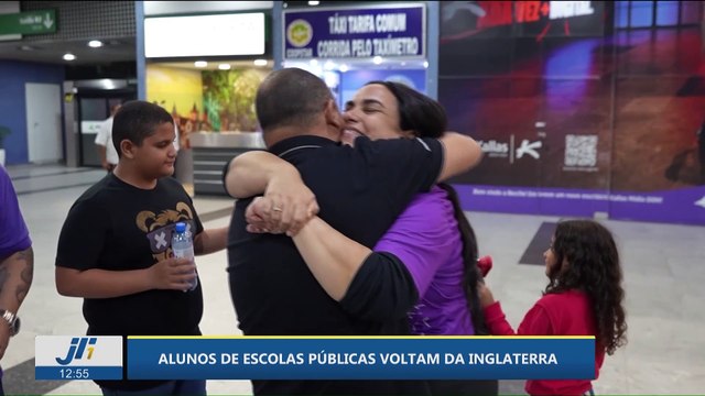 Alunos de escolas públicas voltam da Inglaterra