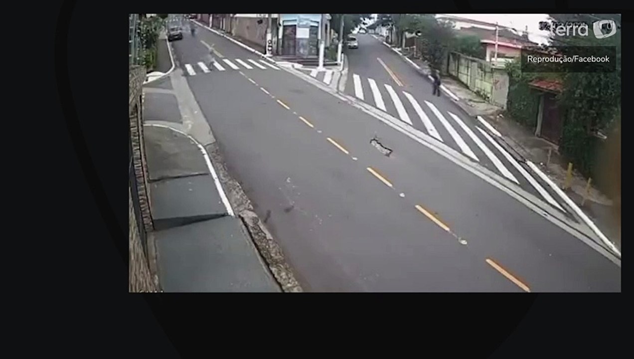 Idoso morre ao ser atropelado na faixa de pedestre por motoqueiro que empinava veículo