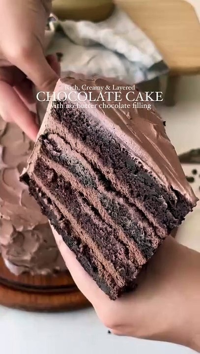 🍫 Decadent Chocolate Cake with Cream Cheese Filling- A Rich and Light Delight! 🍰