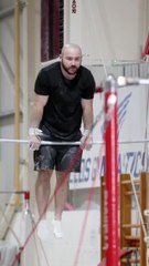 Backflip de 6 m de long d'une barre fixe à une autre