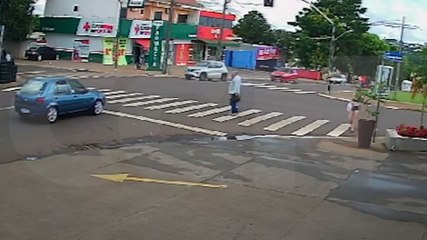 Vídeo mostra pedestre sendo atingido em cheio por Fiar Mobi