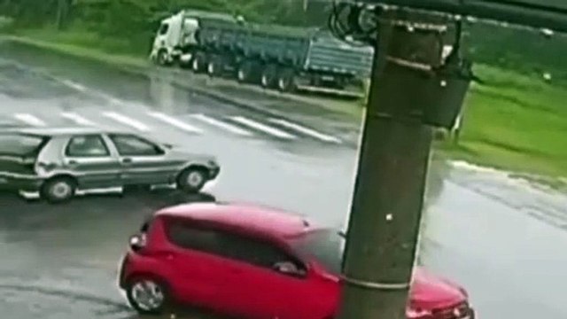 Motociclista morre após colidir em carro e garupa fica ferida em Peruíbe; VÍDEO