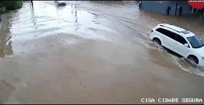 Chuva alaga terminal de ônibus e interrompe transporte coletivo em Joinville