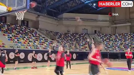 Ay-yıldızlı kadınlar, İzlanda'ya bileniyor