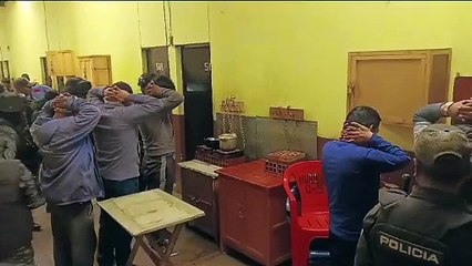 Un contingente policial ingresa a la cárcel de Chonchocoro tras la muerte violenta de dos internos