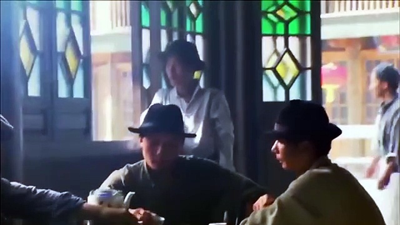 Film Pertarungan Kung Fu Seorang pemuda terampil dalam seni bela diri, menangkis pengejar dan menyerang