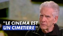 Le cinéaste David Cronenberg analyse une scène de son film Les Linceuls