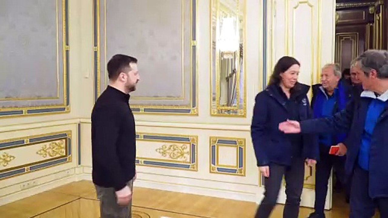 Zelensky afirma estar disposto a ter conversas diretas com Putin, segundo entrevista