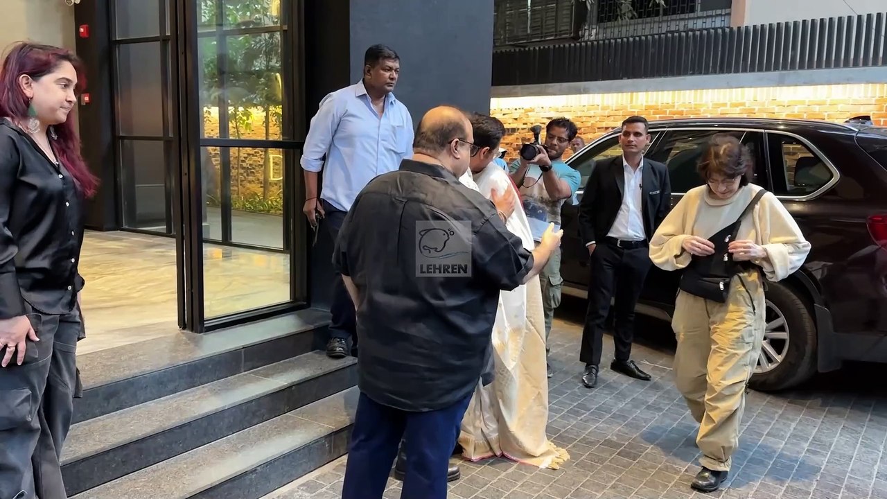 Loveyapa Screening: Rekha और Rajkumar Santoshi ने Aamir Khan के बेटे Junaid को दिया खास गिफ्ट