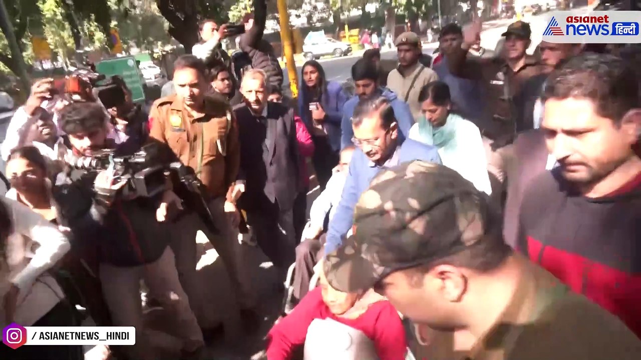 माता-पिता को ह्वीलचेयर पर बैठा वोट डलवाने निकले अरविंद केजरीवाल