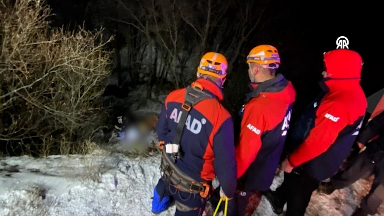 Dere yatağına devrilen otomobildeki 2 kişi yaralandı