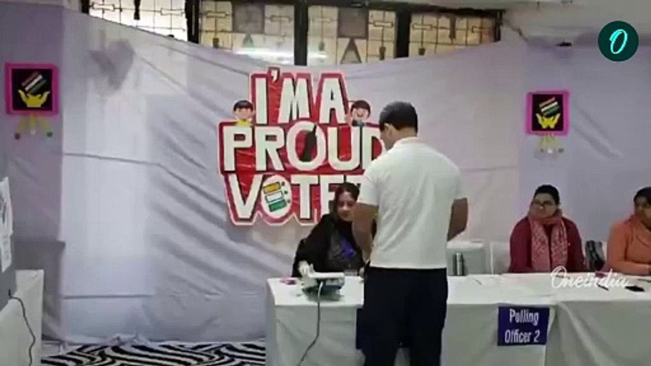 Delhi Election 2025 : పోలింగ్ స్టేషన్ లో రాహుల్ గాంధీ| Rahul Gandhi | Telugu Oneindia