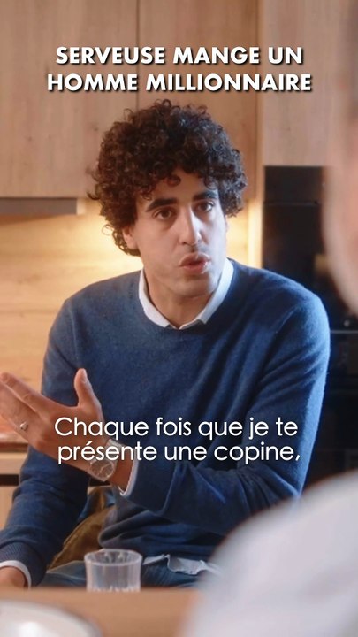 Serveuse mange un vieux riche