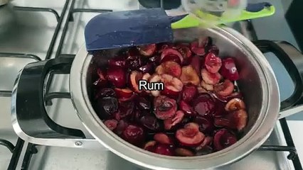 Torta alla ciliegia con glassa al cioccolato fondente