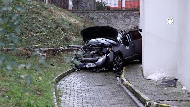 Site bahçesine devrilen otomobildeki anne ile oğlu yaralandı