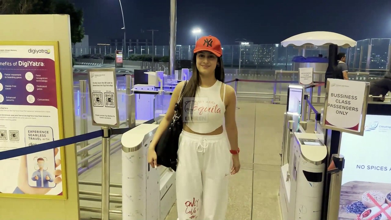 Ex-BB Contestant Isha Malviya Flies Off Mumbai |Spotted At The Airport