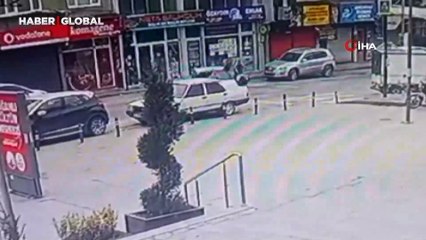 Yola aniden çıktı, sürücüyü havada savurdu
