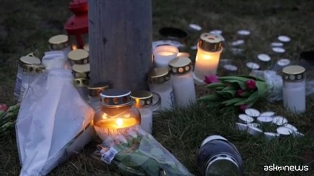Svezia, strage di Orebro, candele e lacrime per le vittime