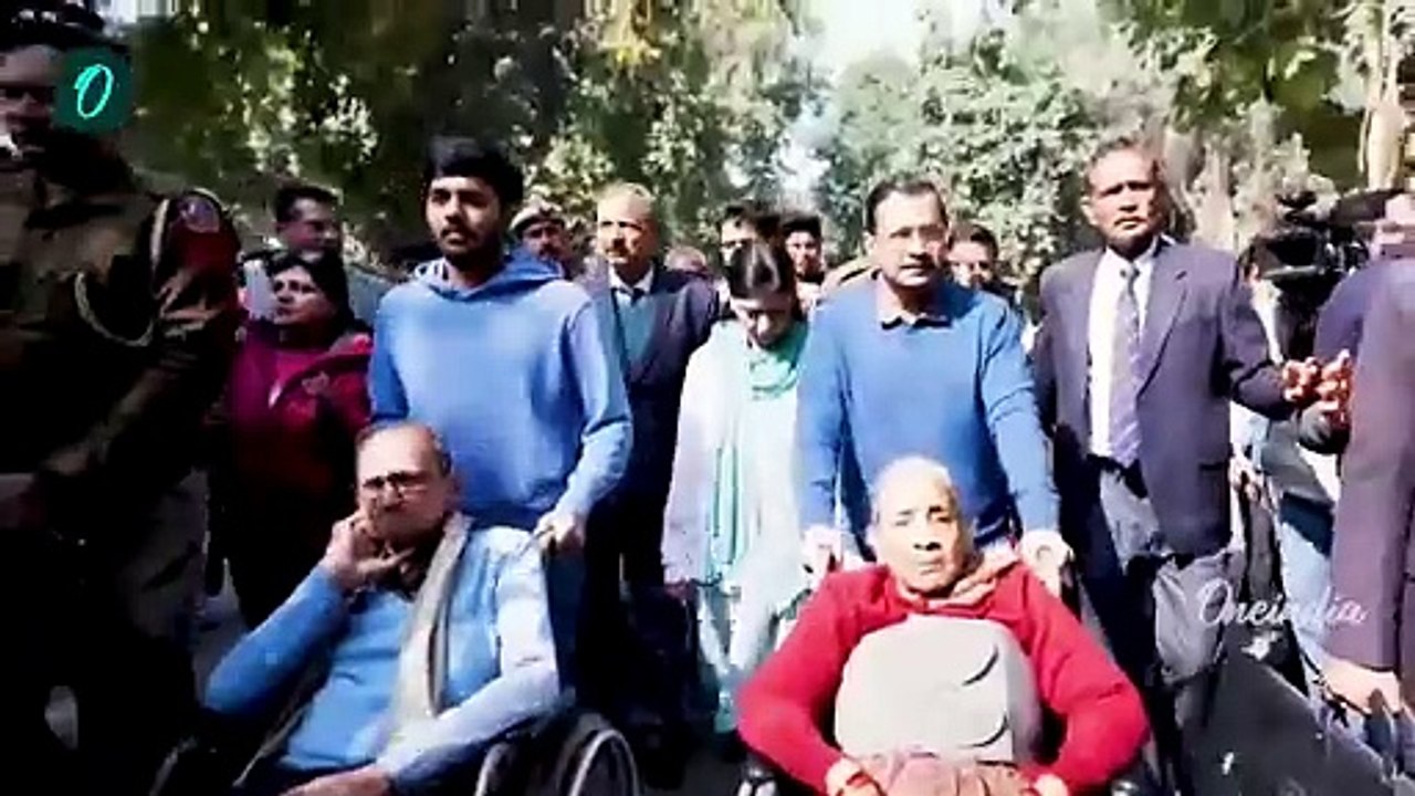 Delhi Election Live: माता पिता को व्हीलचेयर में लेकर पहुंचे Arvind Kejriwal | Video | वनइंडिया हिंदी