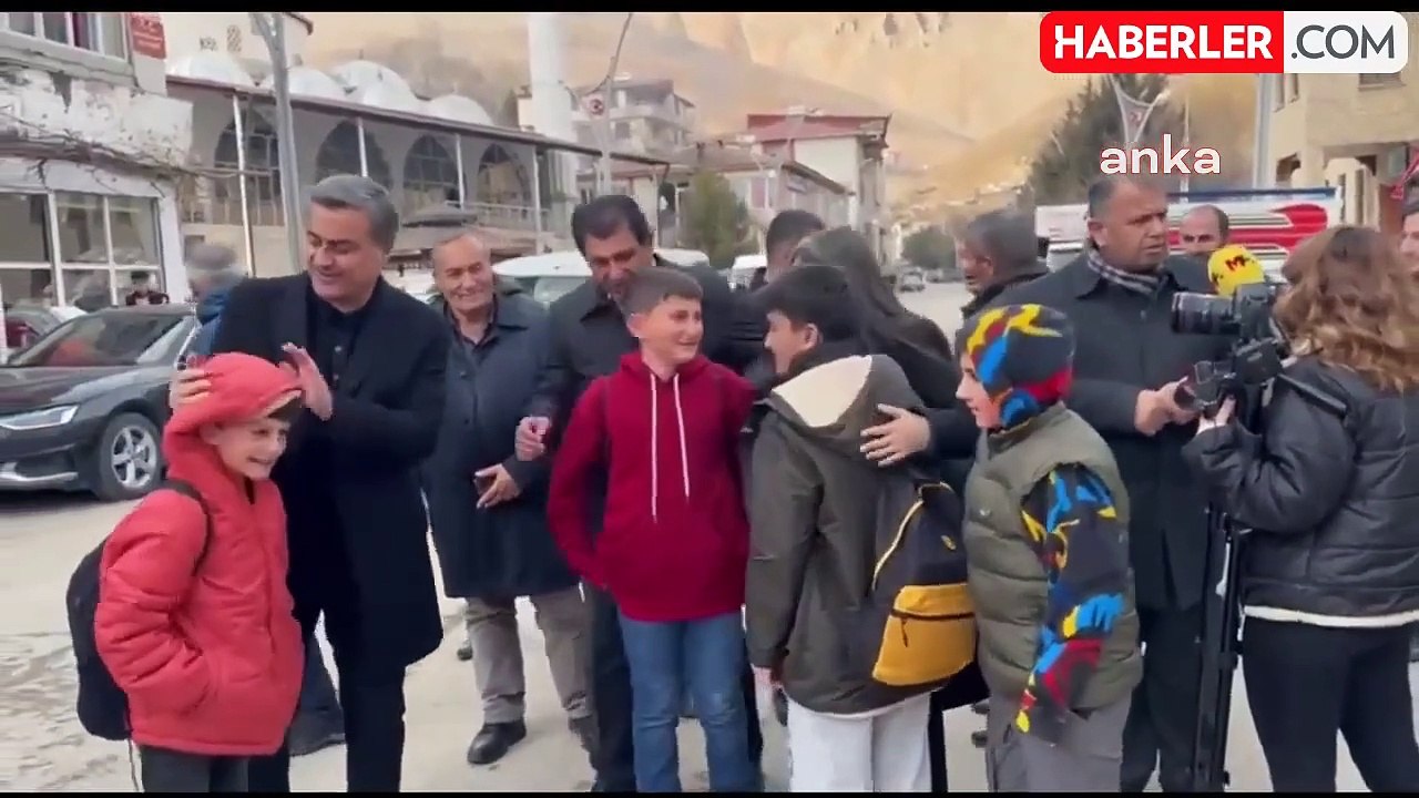 Bahçesaray'da Konuşan Van Büyükşehir Belediyesi Eş Başkanı Abdullah Zeydan: "İktidarın 25 Yıldır Bu Yolu Yapmaması Kasıtlıdır"